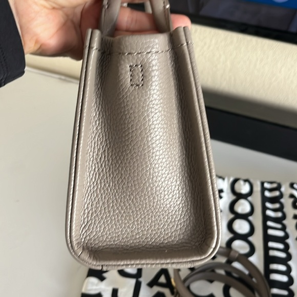 MARC JACOBS CEMENT THE LEATHER
CROSSBODY TOTE BAG - Picture 4 of 13